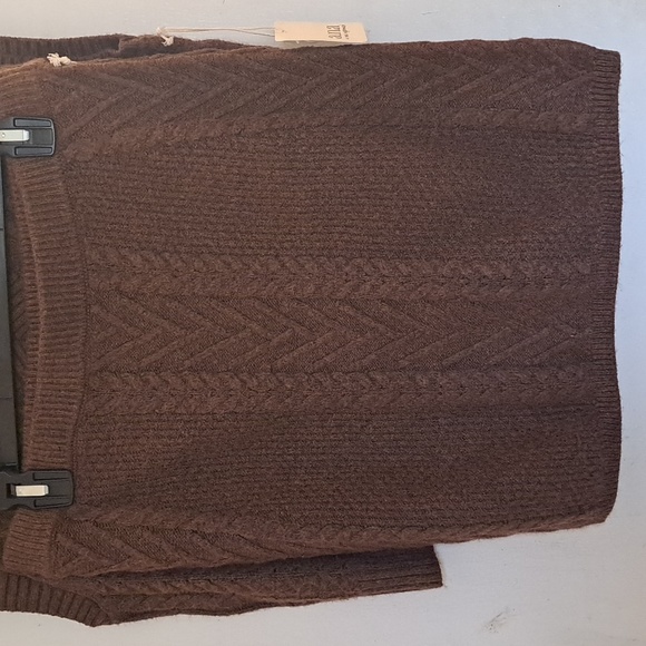 Ana A new approach women's brown v-neck v-neck sweater with matching mini skirt. - Picture 5 of 8